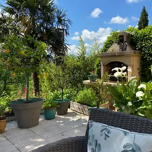 https://le-relais-des-malettes.hotels-rhonealpes.com